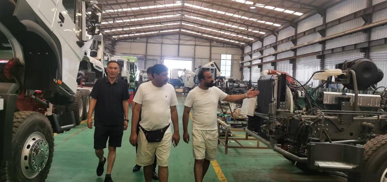 Customers visiting the Lotus Machinery remanufacturing base